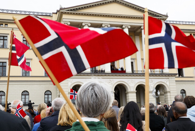 SPENTE: En stor folkemengde hadde samlet seg foran slottet før kongefamilien inntok balkongen. Foto: Scanpix SPENTE: En stor folkemengde hadde samlet seg foran slottet før kongefamilien inntok balkongen. Foto: Scanpix